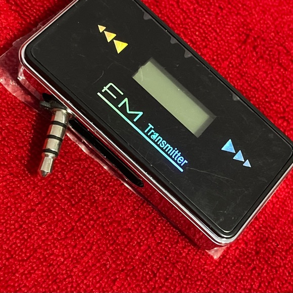 NEW LH-101 Black Car FM Transmitter with Charging Cable - Picture 10 of 11